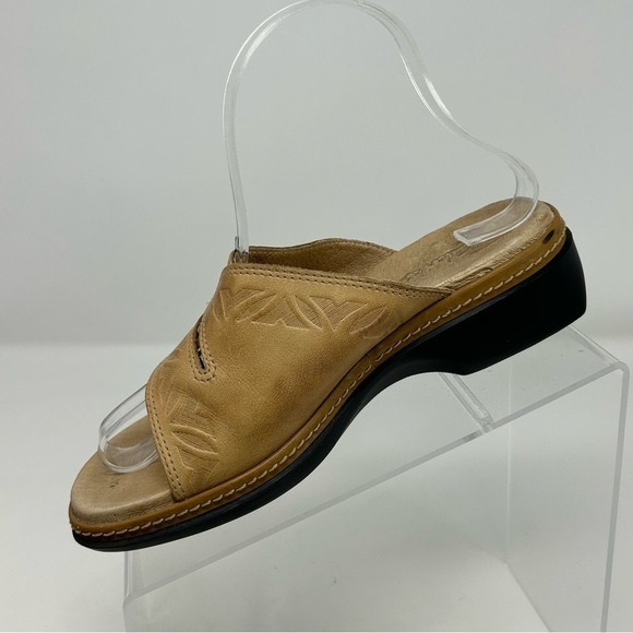 Clarks Light Brown Strappy Leather Slip On Wedge Sandals Size 6 Open Toe - Picture 3 of 13